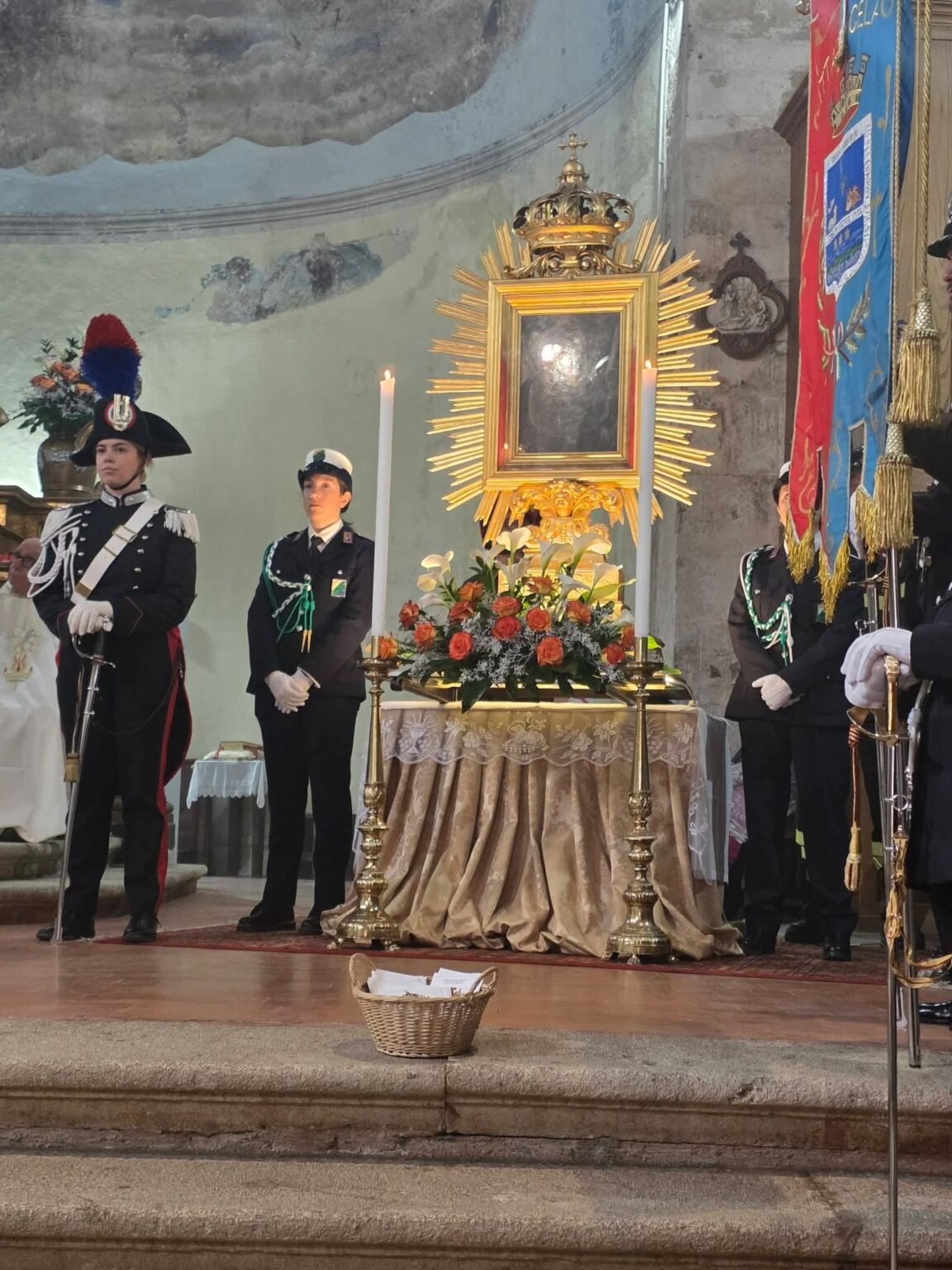 Tagliacozzo, il Volto Santo emoziona: fede, tradizione e istituzioni insieme