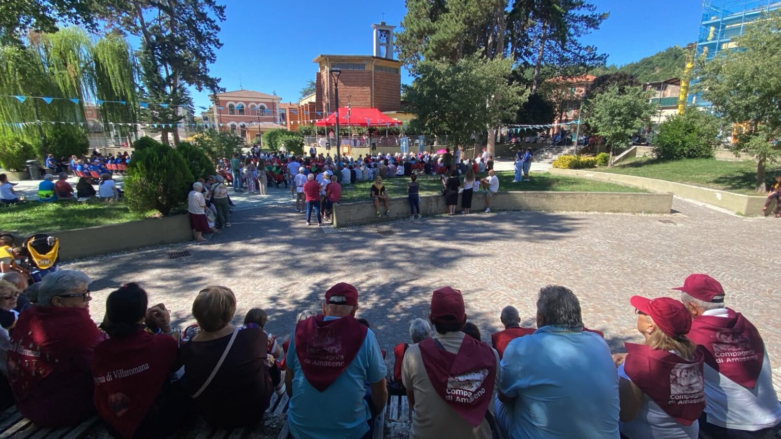 Carsoli celebra gli stendardi: fede, tradizione e comunità unite nel grande raduno